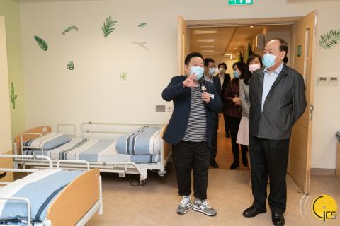 行政長官賀一誠參觀復康服務院舍內設施。

