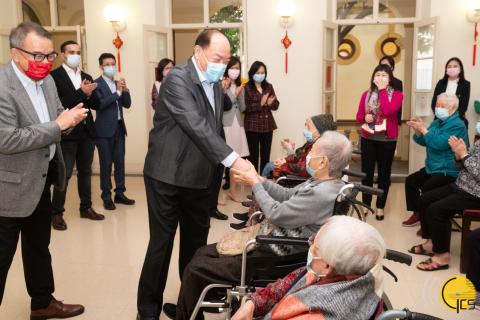 行政長官賀一誠探訪安老院，與長者親切握手，並向長者送上節日的祝福。
