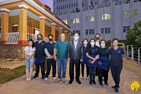 Chefe do Executivo, Ho Iat Seng, com grupo de voluntários, à frente das
casas estilo português, durante a visita vila da Nossa Senhora das Dores em
Ká Hó.
Chefe do Executivo, Ho Iat Seng, com grupo de voluntários, à frente das
casas estilo português, durante a visita vila da Nossa Senhora das Dores em
Ká Hó.