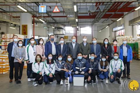 Foto de grupo: Chefe do Executivo, Ho Iat Seng, cumprimenta os trabalhadores
da linha da frente do Instituto para os Assuntos Municipais, durante a visita
ao mercado abastecedor para se inteirar do trabalho de inspecção
sanitária.
Foto de grupo: Chefe do Executivo, Ho Iat Seng, cumprimenta os trabalhadores
da linha da frente do Instituto para os Assuntos Municipais, durante a visita
ao mercado abastecedor para se inteirar do trabalho de inspecção
sanitária.