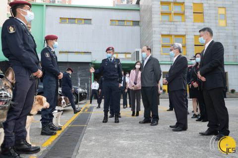 Chefe do Executivo, Ho Iat Seng, cumprimenta pessoal da linha da frente a
trabalhar durante o ano novo lunar, e inteira-se do trabalho de segurança e
respectivos equipamentos, durante a visita instalações da Unidade Táctica
de Intervenção da Polícia.
Chefe do Executivo, Ho Iat Seng, cumprimenta pessoal da linha da frente a
trabalhar durante o ano novo lunar, e inteira-se do trabalho de segurança e
respectivos equipamentos, durante a visita instalações da Unidade Táctica
de Intervenção da Polícia.