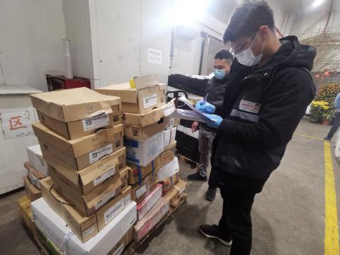 市政署人员对入口食品进行检验检疫
