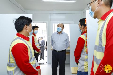 Chefe do Executivo, Ho Iat Seng, cumprimenta trabalhadores no estaleiro do
edifício da administração do complexo hospitalar das Ilhas.
Chefe do Executivo, Ho Iat Seng, cumprimenta trabalhadores no estaleiro do
edifício da administração do complexo hospitalar das Ilhas.