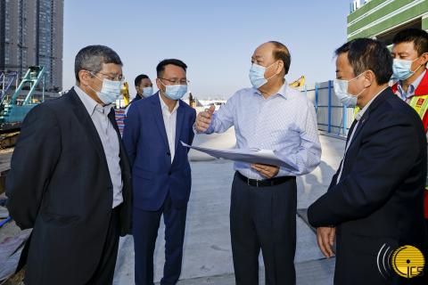 Chefe do Executivo, Ho Iat Seng, atento ao plano e organização dos
apartamentos para idosos, durante a visita ao estaleiro.
Chefe do Executivo, Ho Iat Seng, atento ao plano e organização dos
apartamentos para idosos, durante a visita ao estaleiro.
