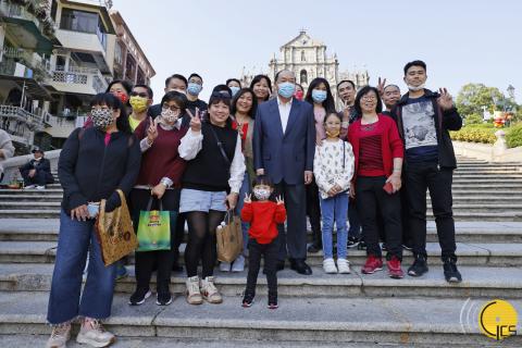 Chefe do Executivo, Ho Iat Seng, tira fotografia com residentes e turistas, 
durante a visita à zona das Ruínas de S. Paulo.
