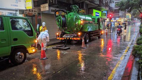 市政署針對低窪地區及水浸黑點，調派泵車加強渠道疏道工作，避免街道水浸。
