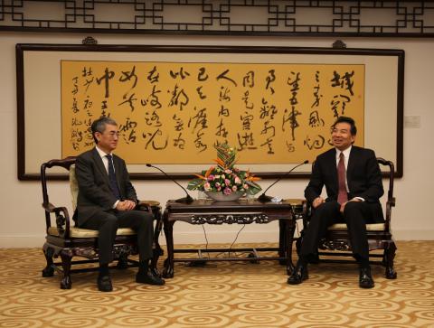 O Secretário para a Administração e Justiça, Cheong Weng Chon, visitou o 
Vice-Ministro das Relações Exteriores, Luo Zhaohui
