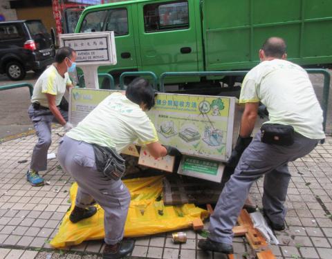 协助清障及扶正垃圾收集设施
