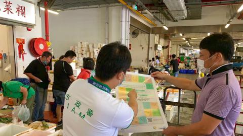 市政署派员以走访方式上门指导售卖蔬果的商户
