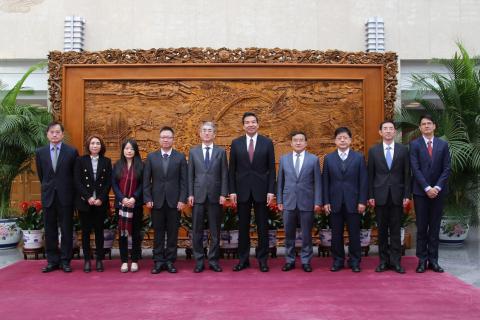 O Secretário para a Administração e Justiça, Cheong Weng Chon, liderou, 
recentemente, uma comitiva a Pequim para participar na reunião anual sobre 
os trabalhos no âmbito dos tratados e leis diplomáticos relacionados com a 
RAEM
