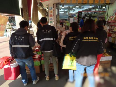 政府于农历新年前抽检市售的贺年食品
