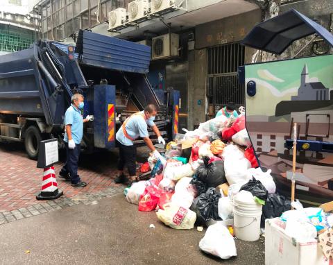 颱風後加快垃圾清運工作

