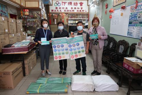 市政署人员向低洼地区坊会派发清洁物资
