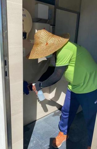 清洁坟场内公厕
