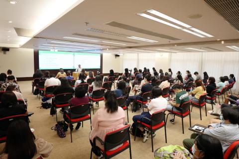 四场“教师法律培训计划”活动共有240名本澳中、小学校教师参加。
