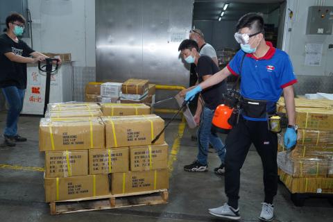 Efectua desinfecção das embalagens dos produtos alimentares de cadeia fria 
importados
