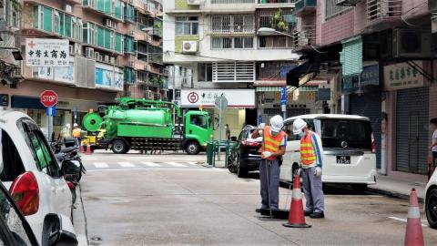 市政署針對低窪地區及水浸黑點，調派泵車加強渠道疏道工作，避免街道水浸。
