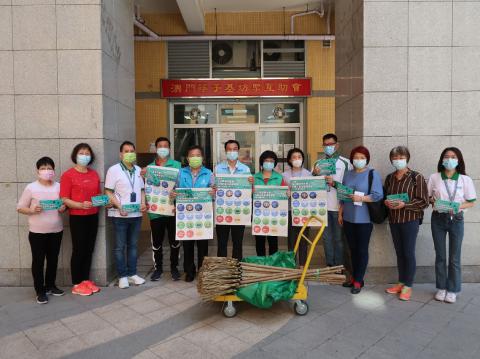 市政署人员向低洼地区坊会派发清洁物资
