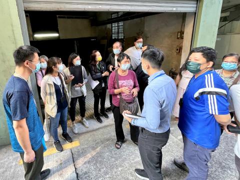 环保局等部门到场向附近住户了解喷漆工场气味的影响
