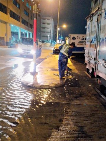 內港部份路段出現輕微海水倒灌，市政署已即時派員疏通處理。
