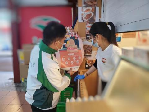 於法規生效前已經在財政局申報開業的外賣店，須自法規生效後的六個月過渡期內完成登記並獲發登記證明。
