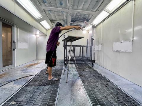 巡查当日，要求喷漆工场按日常进行喷涂操作，藉此抽取样本进行化验

