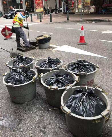 Remoção de resíduos de óleos e lixo
