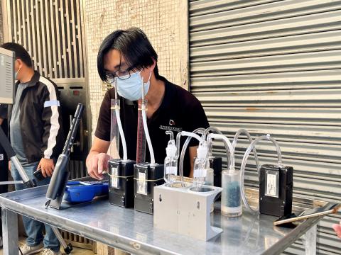 抽取喷涂工作前后的室内以及室外之气体样本
