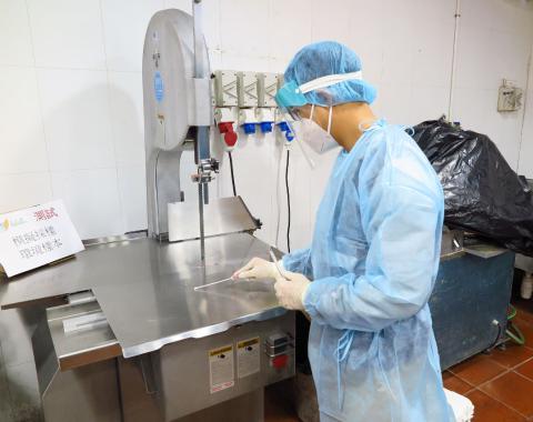 冷链食品核酸检测阳性应急模拟测试-对食品加工区抽取环境样本
