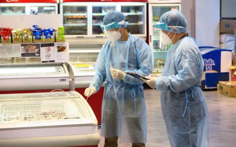 冷链食品核酸检测阳性应急模拟测试-到零售点抽取环境样本
