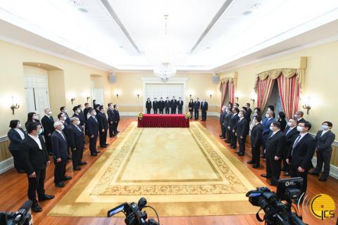 Chefe do Executivo, Ho Iat Seng, preside à cerimónia de tomada de posse do 
presidente e vogais da Comissão de Assuntos Eleitorais da Assembleia 
Legislativa para as eleições da VII Legislatura da Região Administrativa 
Especial de Macau (RAEM).
