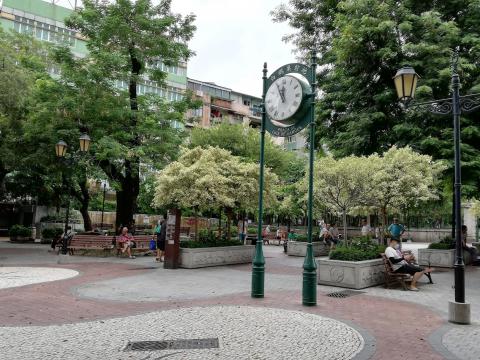 Área de proibição de fumar na Praça de Luís de Camões ampliada a partir 
de quarta-feira
