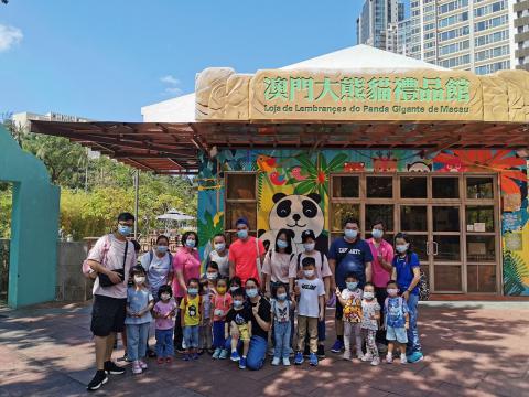 市政署邀请幼稚园老师、小朋友和家长为大熊猫开开庆祝十二岁生日
