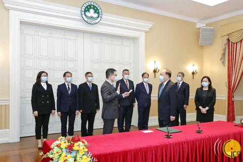 Chefe do Executivo, Ho Iat Seng, preside à cerimónia de tomada de posse do
presidente e vogais da Comissão de Assuntos Eleitorais da Assembleia
Legislativa para as eleições da VII Legislatura da Região Administrativa
Especial de Macau (RAEM).
Chefe do Executivo, Ho Iat Seng, preside à cerimónia de tomada de posse do
presidente e vogais da Comissão de Assuntos Eleitorais da Assembleia
Legislativa para as eleições da VII Legislatura da Região Administrativa
Especial de Macau (RAEM).
