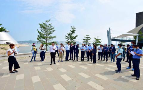 市政管理委员会及市政谘询委员会参观观音像海滨休憩区
