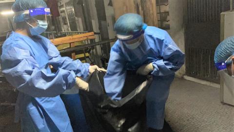市政署每日定时派员上门收集区内住户弃置的垃圾
