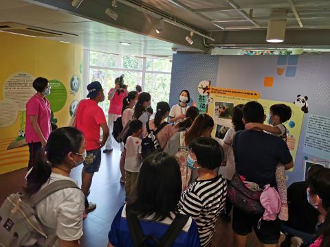 市政署人员为幼稚园老师、小朋友和家长介绍大熊猫的生活情况
