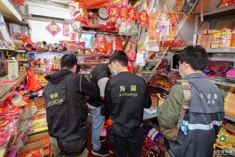 巡查本澳多间售卖贺年用品或香烛的店铺
