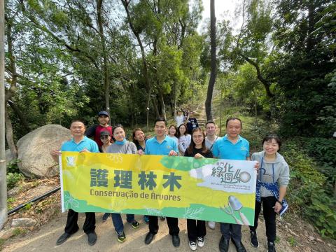 團體義工在工作人員的帶領下參與林木護理工作
