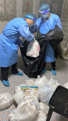 市政署每日定时派员上门收集区内住户弃置的垃圾
