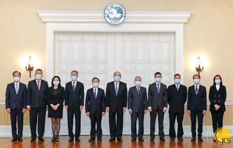 Chefe do Executivo, Ho Iat Seng, na cerimónia de tomada de posse do
presidente e vogais da Comissão de Assuntos Eleitorais da Assembleia
Legislativa para as eleições da VII Legislatura da Região Administrativa
Especial de Macau (RAEM).
Chefe do Executivo, Ho Iat Seng, na cerimónia de tomada de posse do
presidente e vogais da Comissão de Assuntos Eleitorais da Assembleia
Legislativa para as eleições da VII Legislatura da Região Administrativa
Especial de Macau (RAEM).