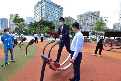 市政谘询委员会成员试用康体设施
