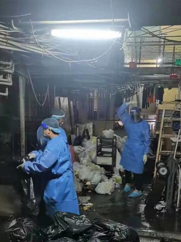 每晚定时为新美安封控区居民收集生活垃圾，平均每日可收集100袋大垃圾袋，装满10个1100公升大垃圾桶。
