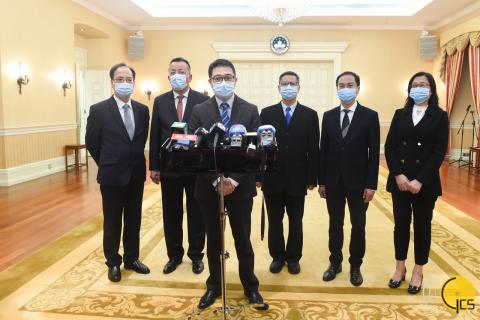 Presidente e vogais da Comissão de Assuntos Eleitorais da Assembleia
Legislativa para as eleições da VII Legislatura da Região Administrativa
Especial de Macau (RAEM), falam à comunicação social, após a tomada de
posse.
Presidente e vogais da Comissão de Assuntos Eleitorais da Assembleia
Legislativa para as eleições da VII Legislatura da Região Administrativa
Especial de Macau (RAEM), falam à comunicação social, após a tomada de
posse.