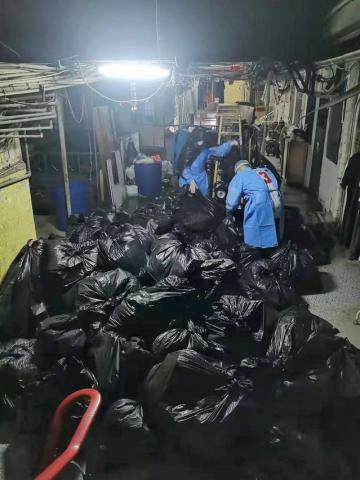 每晚定时为新美安封控区居民收集生活垃圾，平均每日可收集100袋大垃圾袋，装满10个1100公升大垃圾桶。
