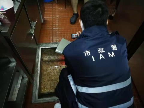 检查食肆隔油井运作情况
