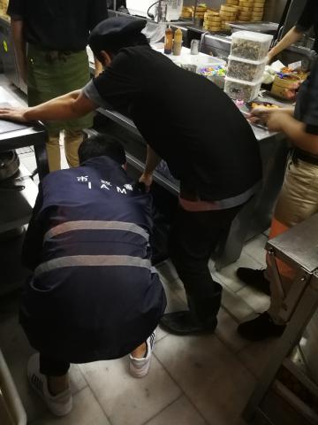 检查食肆隔油井运作情况(2)
