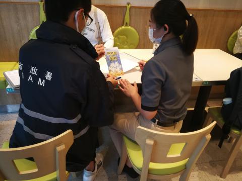 市政署人员巡查食肆并呼吁确保隔油井正常运作
