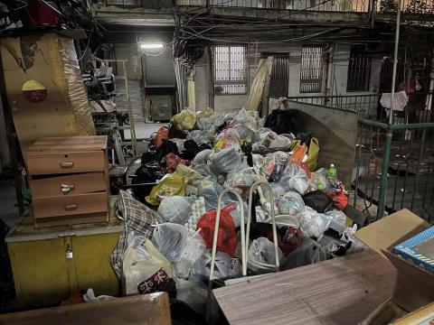 不当于大厦公共部份(天井)堆放垃圾、废弃家具及杂物。
