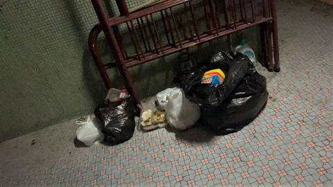 不当于大厦公共部份堆放垃圾杂物。
